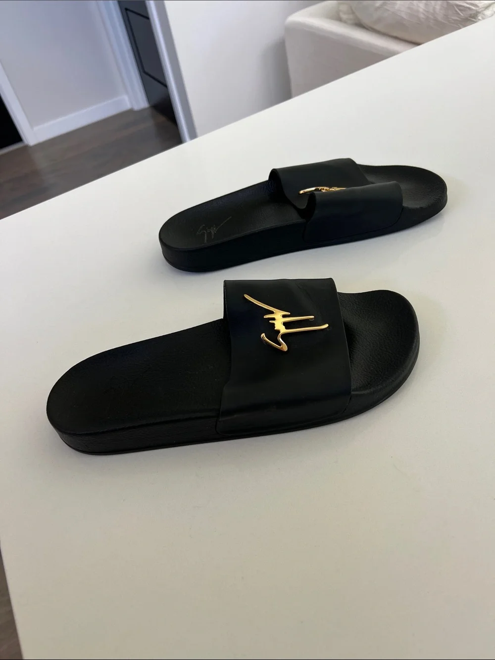 Giuseppe Zanotti brett signature gold tone logo black leather open toe slides 44